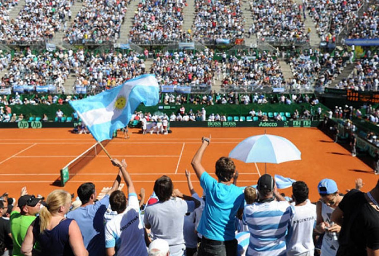 Dron s brazilskom zastavom na Davis Cup meču u Argentini