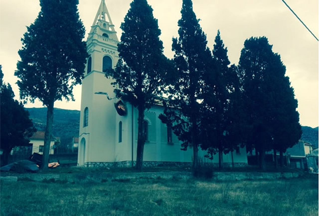 Bura otpuhala dio krova na blagajskoj crkvi