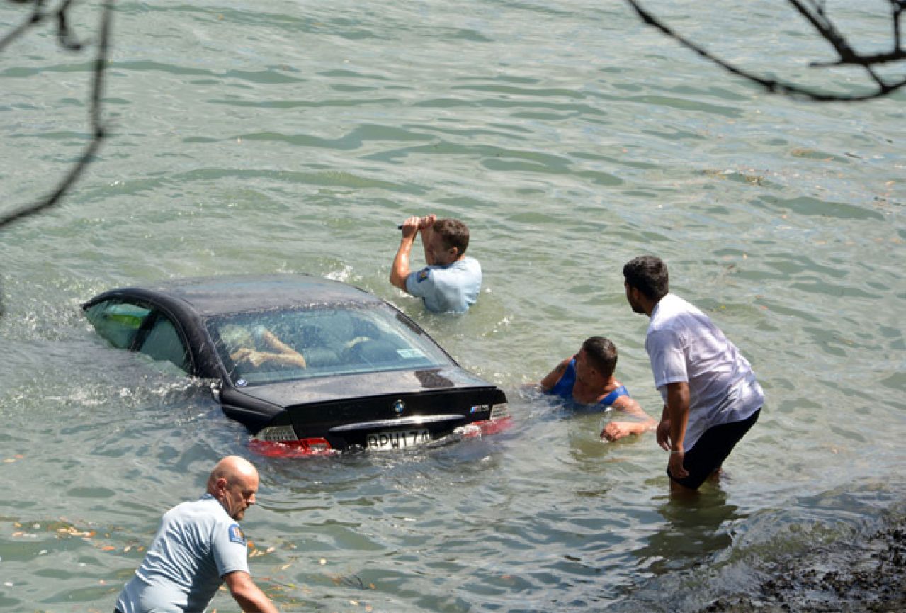 Sitnice koje bi vam mogle spasiti život: Što poduzeti ako autom sletite u vodu