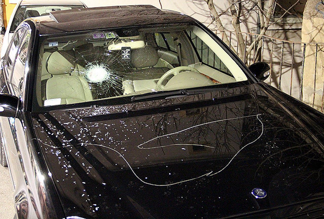 Mostar: Oštetili vozilo parkirano na nogostupu