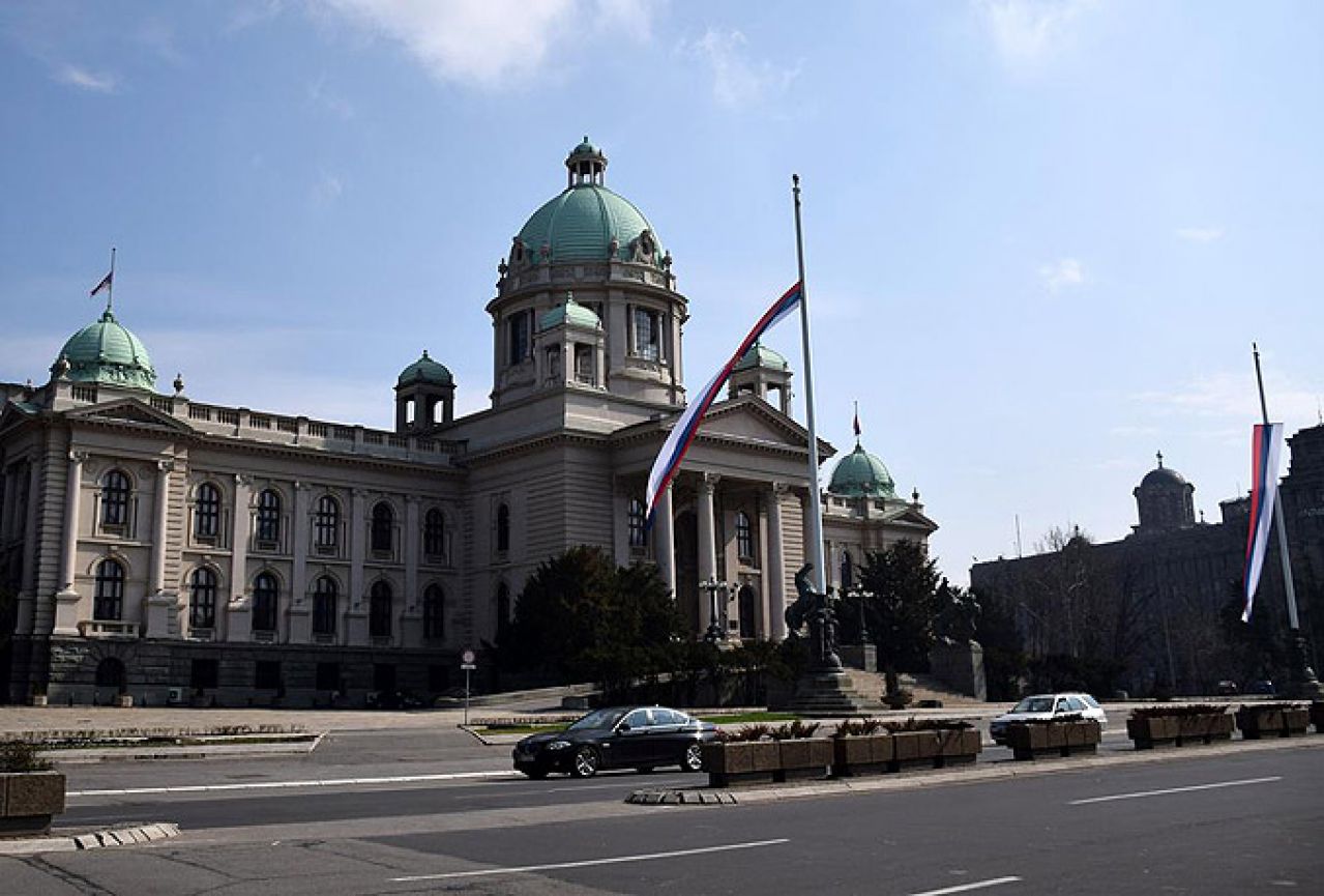 U Srbiji Dan žalosti, zastave spuštene na pola koplja 
