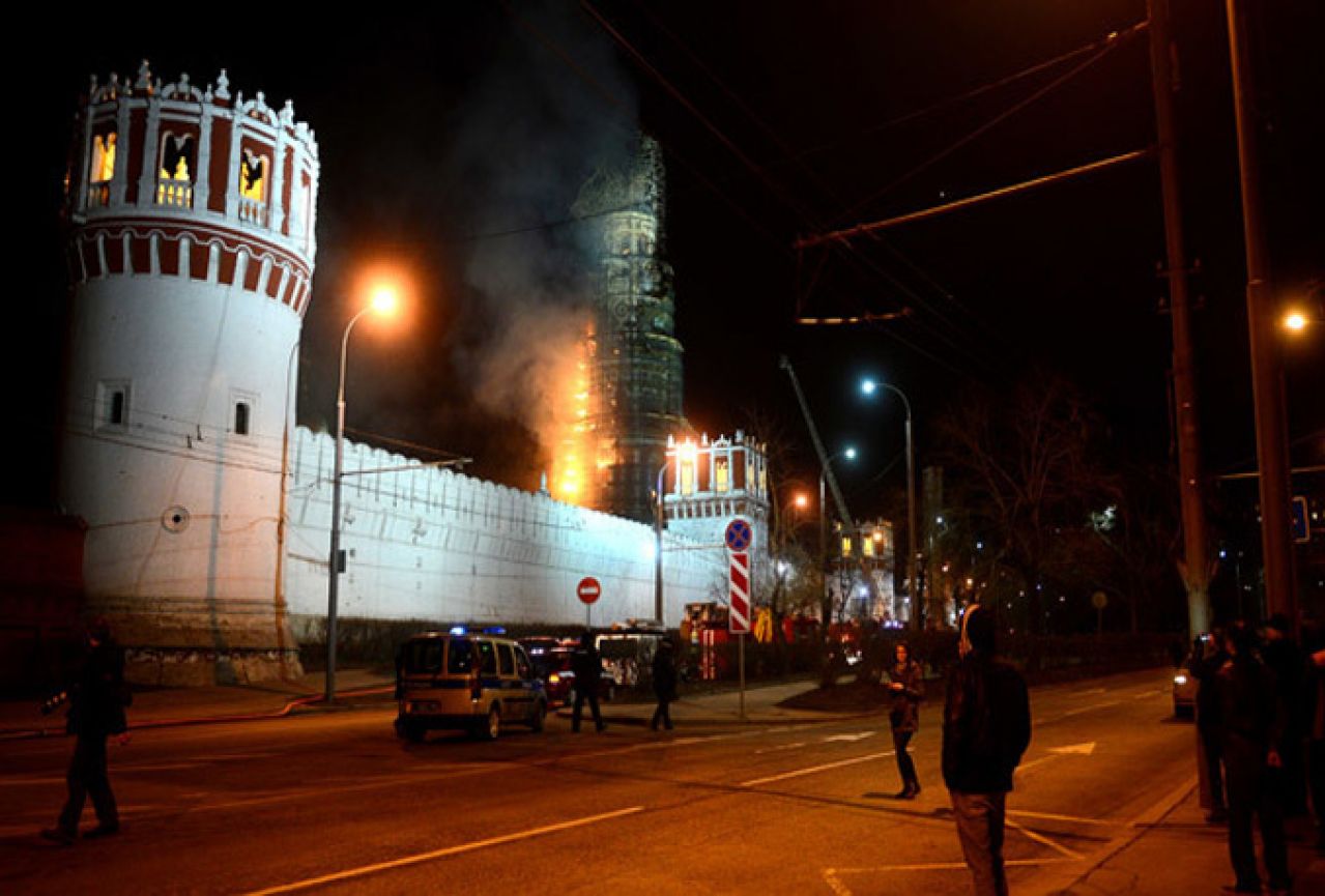 Zapalio se drevni manastir u kojemu su pokopani Hruščov, Jeljcin, Čehov...