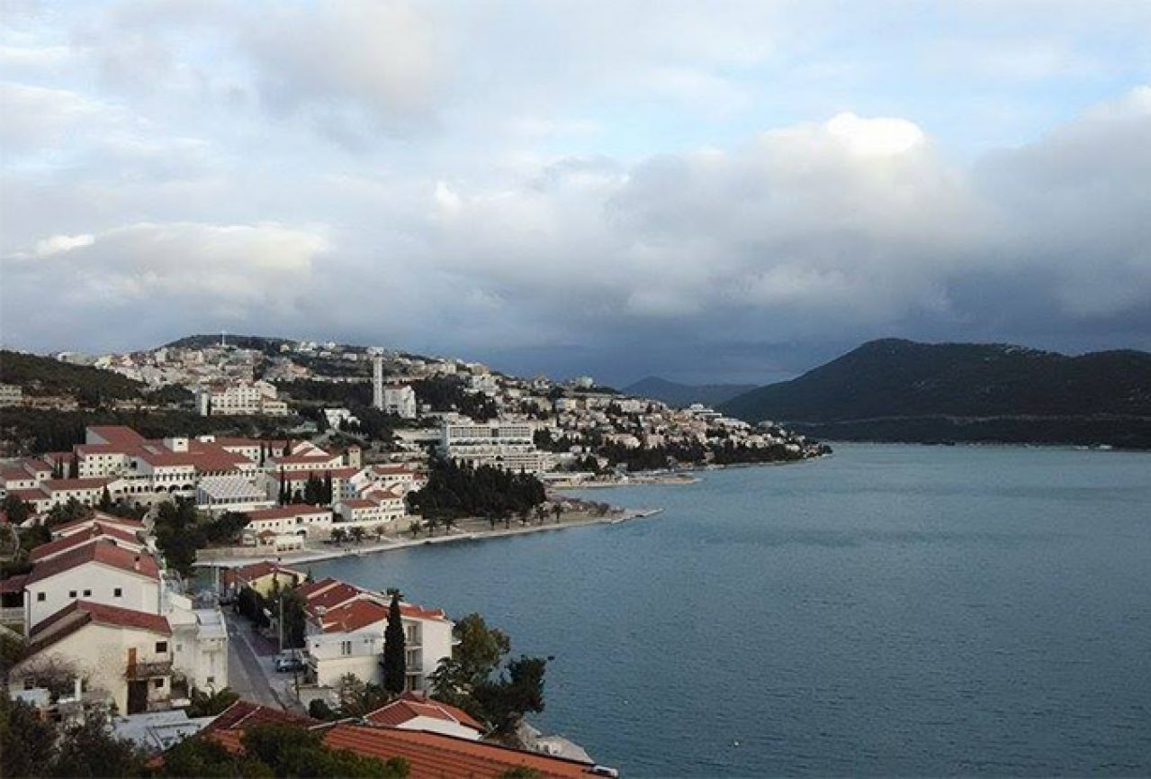 Neum najtopliji grad u BiH; do kraja dana naoblačenje