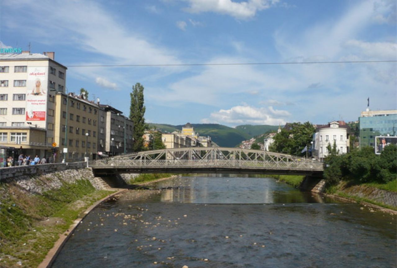  S mosta Skenderija jutros u vodu pao muškarac