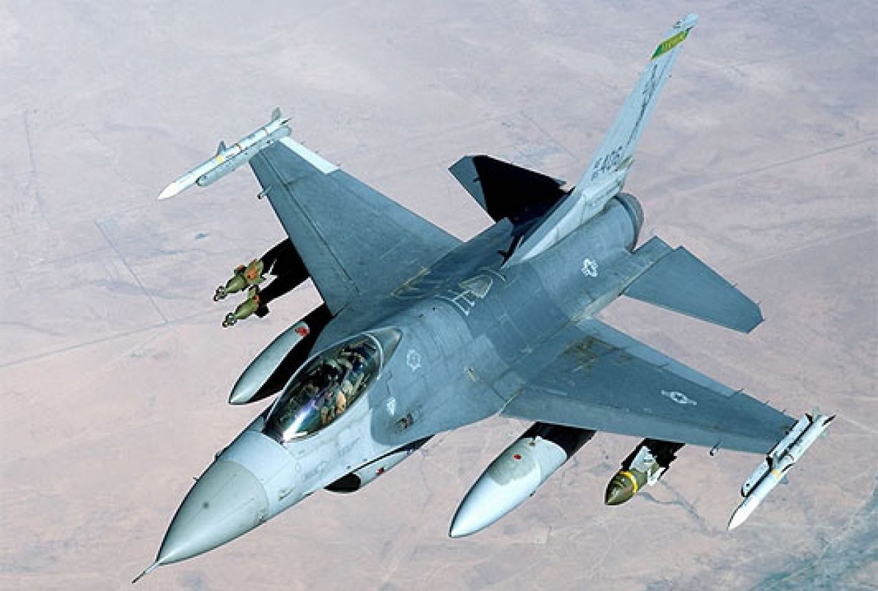 Izvedeno 13 zračnih udara po položajima Islamske države u Iraku i Siriji