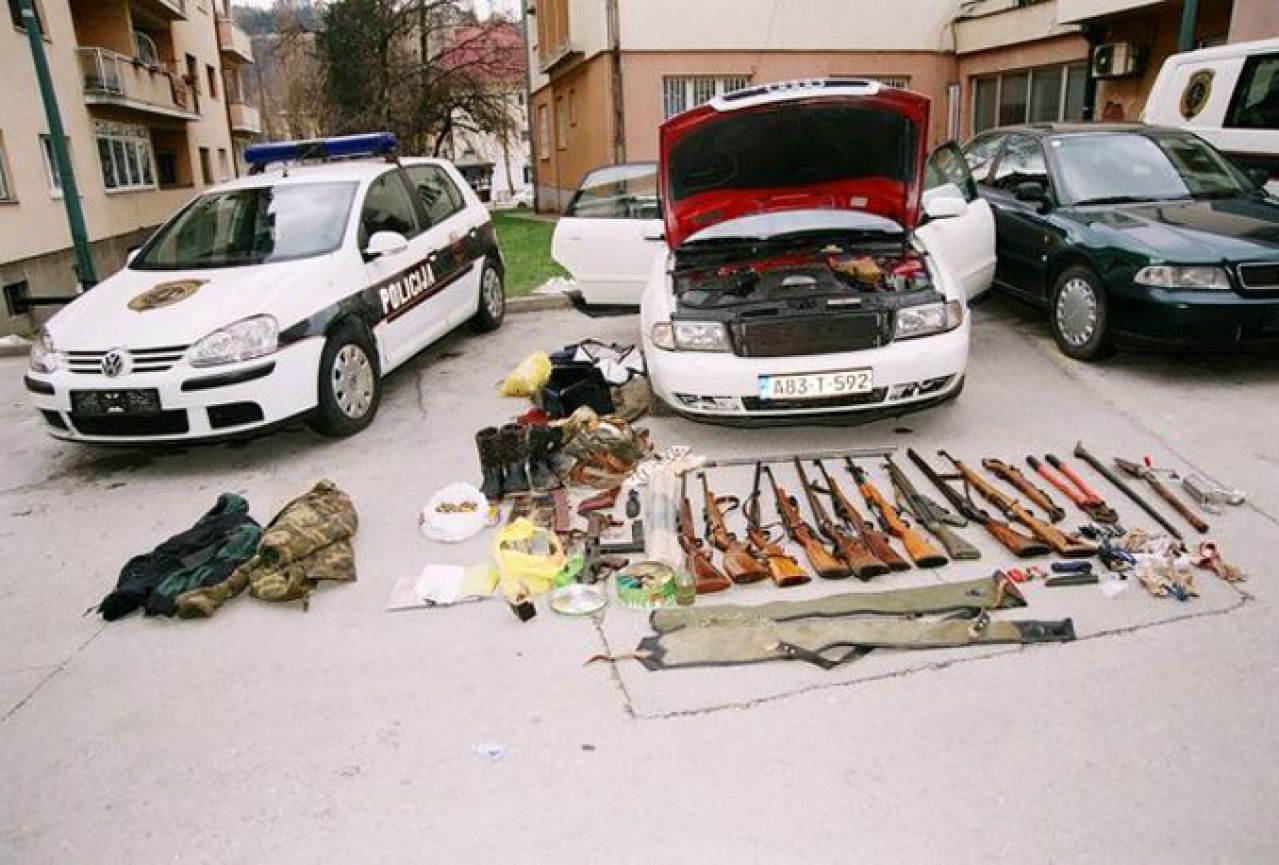 Sarajevo: Žena prevozila automobil pun oružja
