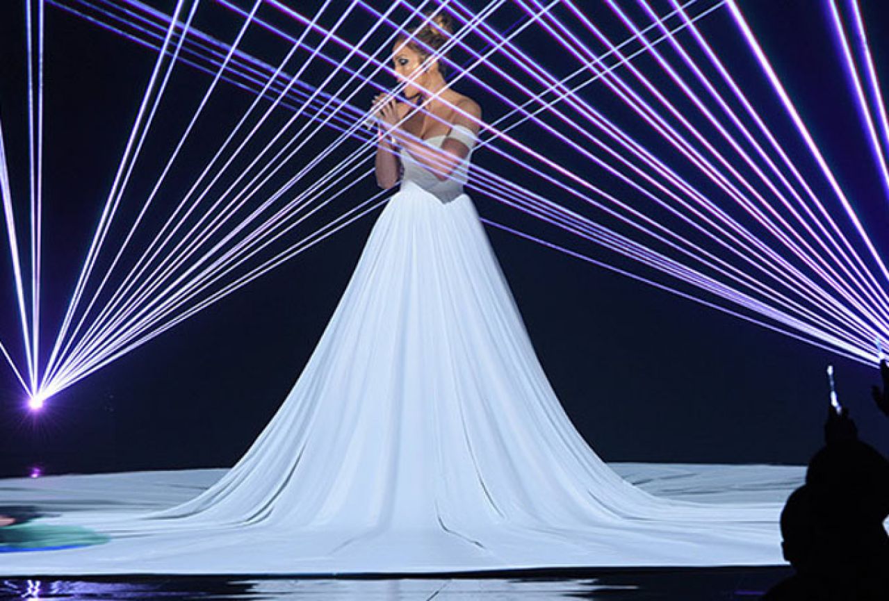 Jennifer Lopez i haljina od deset metara