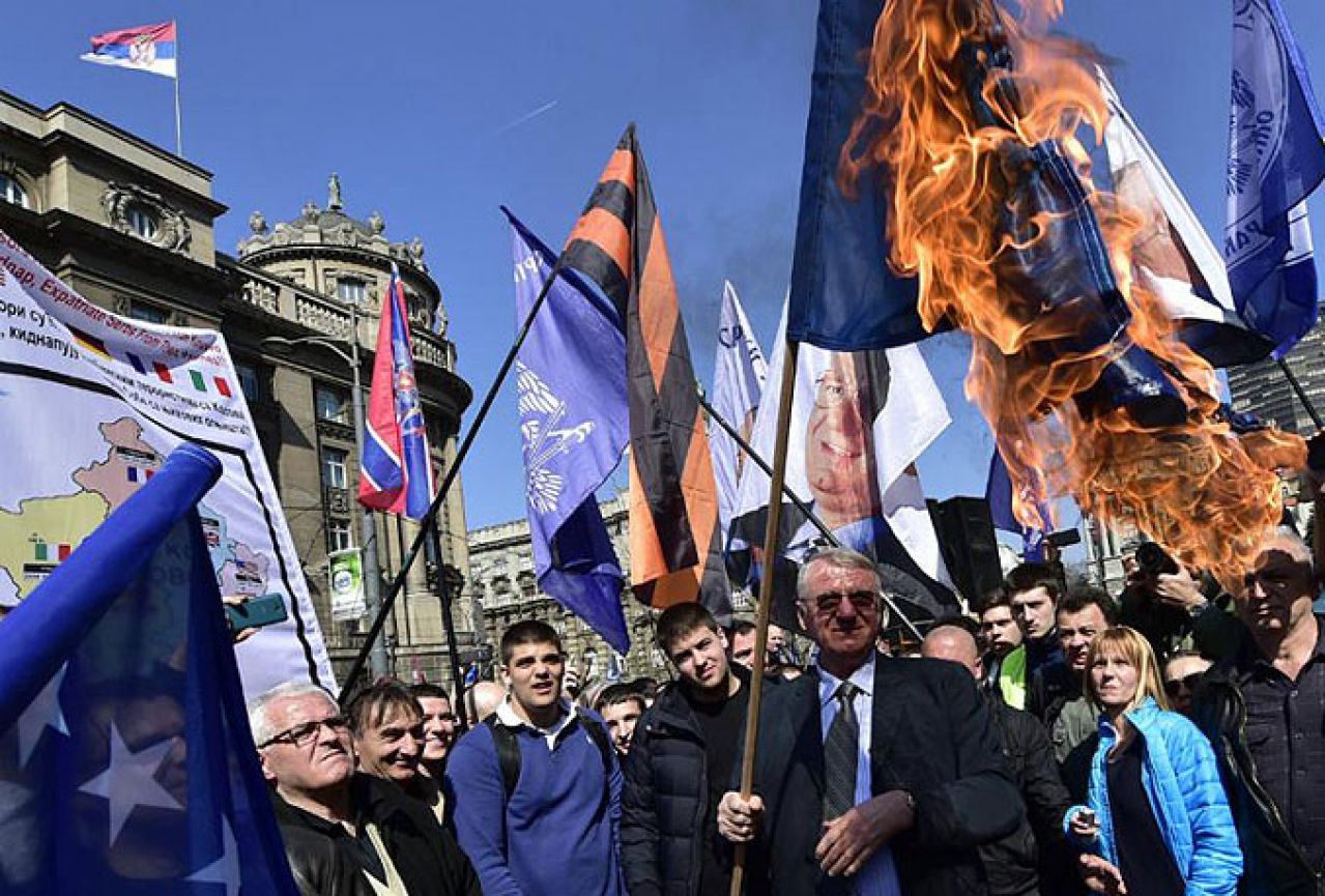 Šešelj zapalio zastave 'najgorih srpskih neprijatelja'