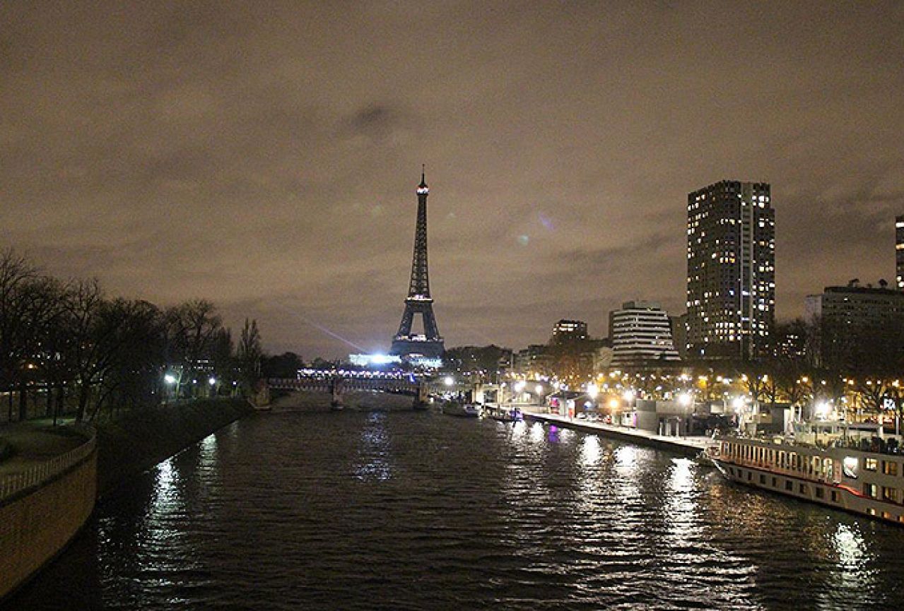 Ugašena svjetla na Eiffelovom tornju