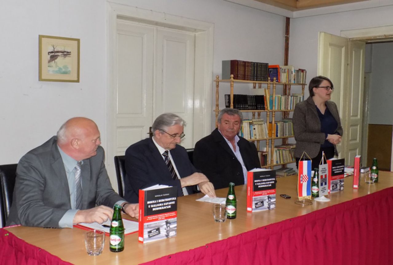 Uz veliko zanimanje Miroslav Tuđman promovirao knjigu u Žepču i Bugojnu