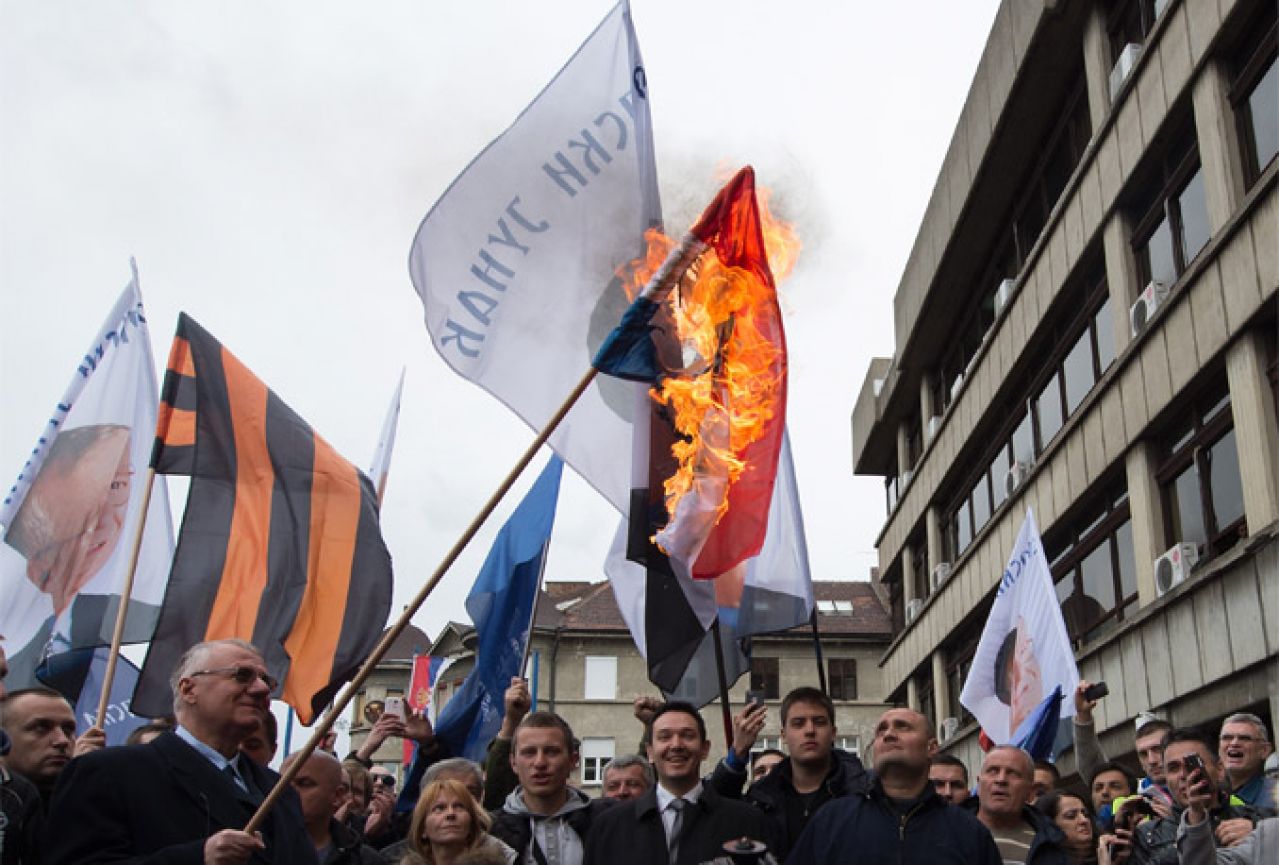 Vučić oštro osudio Šešeljevo spaljivanje hrvatske zastave
