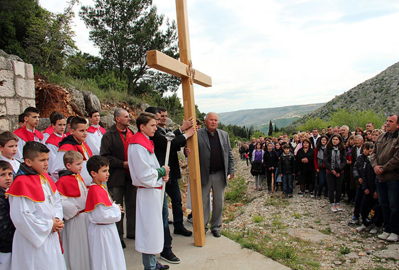 Veliki petak - vjernici okupljeni u tišini