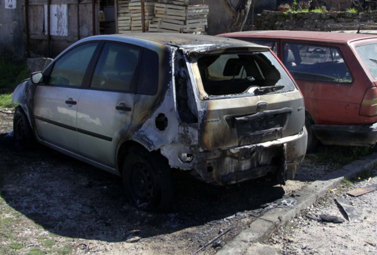 Trebinje: Ženi zapaljen automobil