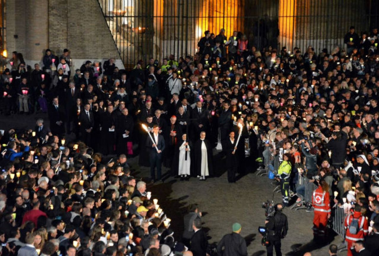 Papa Franjo predvodio misu u Colosseumu: Nereagiranje na zločine je sudioništvo