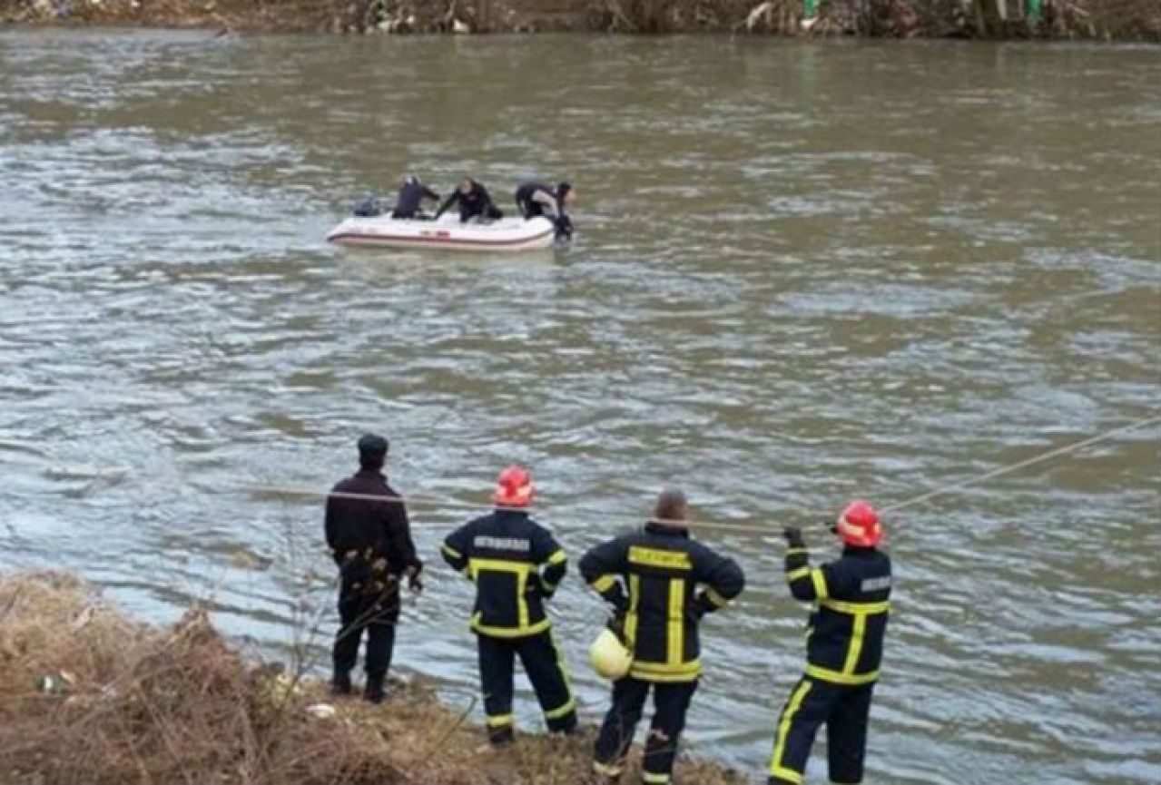 Nastavlja se potraga za vozačem automobila koji je sletio u rijeku Fojnicu