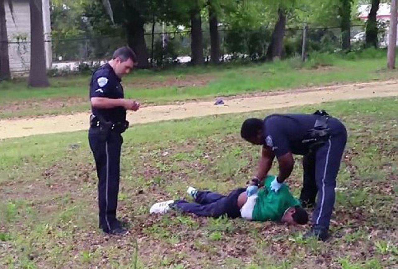 Sjeverna Karolina: Policajac s leđa ubio crnca