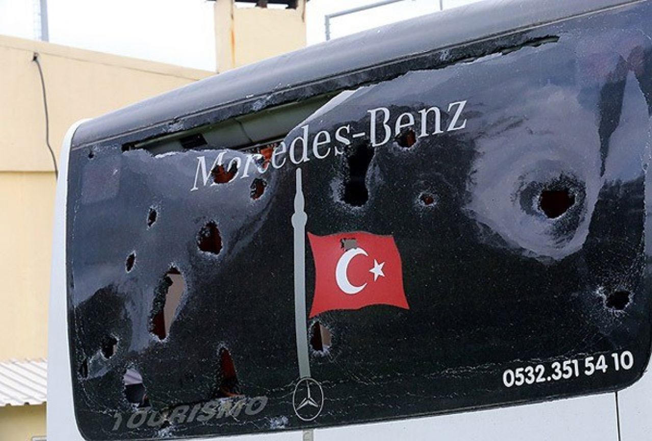 Ludilo u Turskoj: Kamenovan autobus s rukometašima Bešiktaša!
