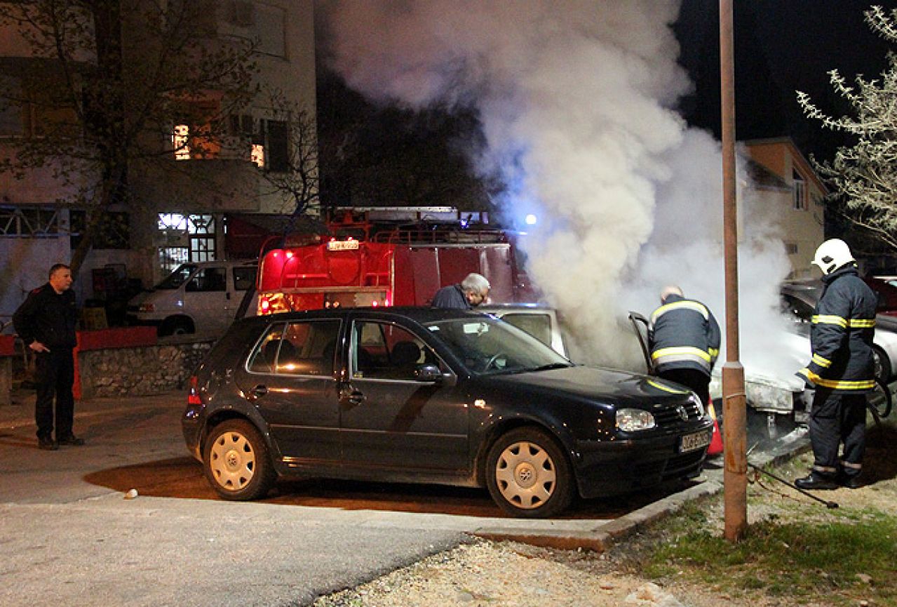 Mostar: Na parkingu izgorio Fiat
