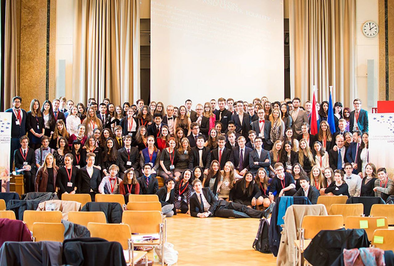 Bh. srednjoškolci i studenti na sesiji Europskog parlamenta mladih u Luxembourgu