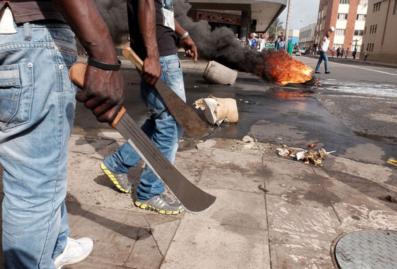 Ksenofobija u Johanesburgu: Prosvjednici naoružani mačetama i maljevima napadaju strance