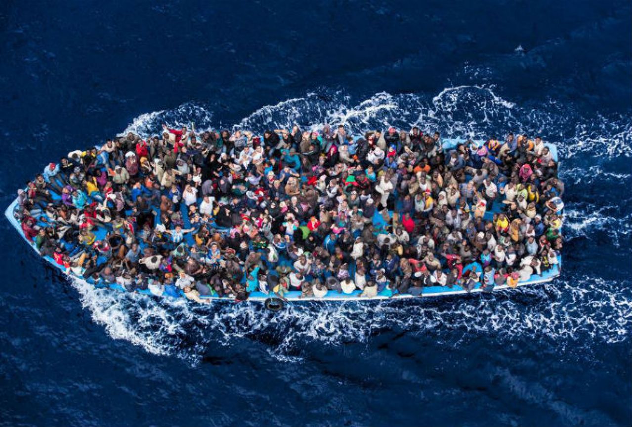 Sedamsto putnika nestalo u prevrtanju broda blizu libijske obale
