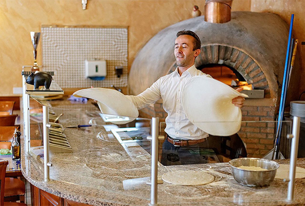 человек который делает тесто для пиццы фото 78