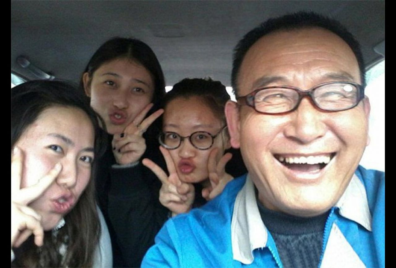 Širi pozitivnu energiju: Taksist uslikao 30.000 selfija sa svojim putnicima