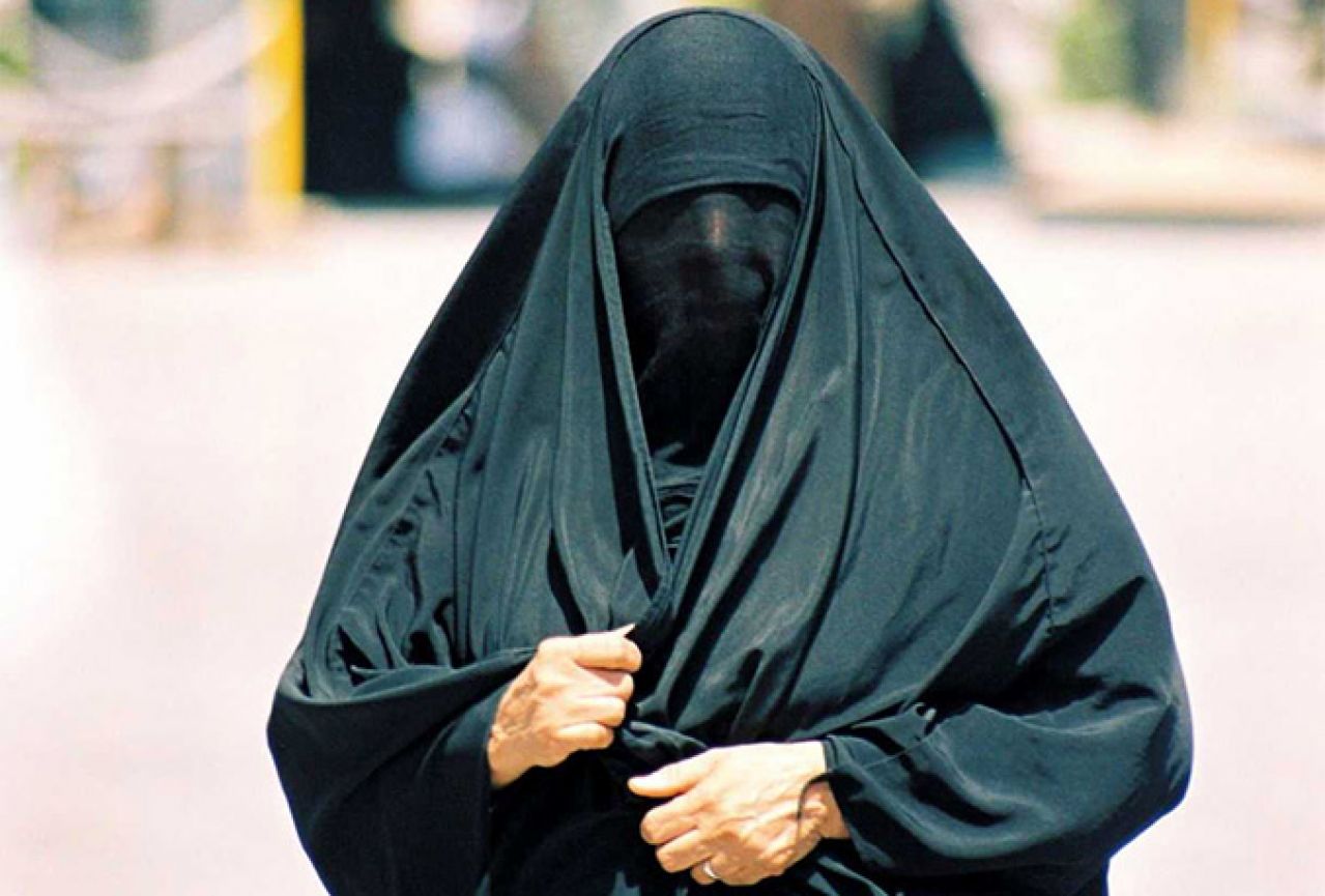Pljačka banke: Razbojnici s burkama ukrali 20.000 maraka