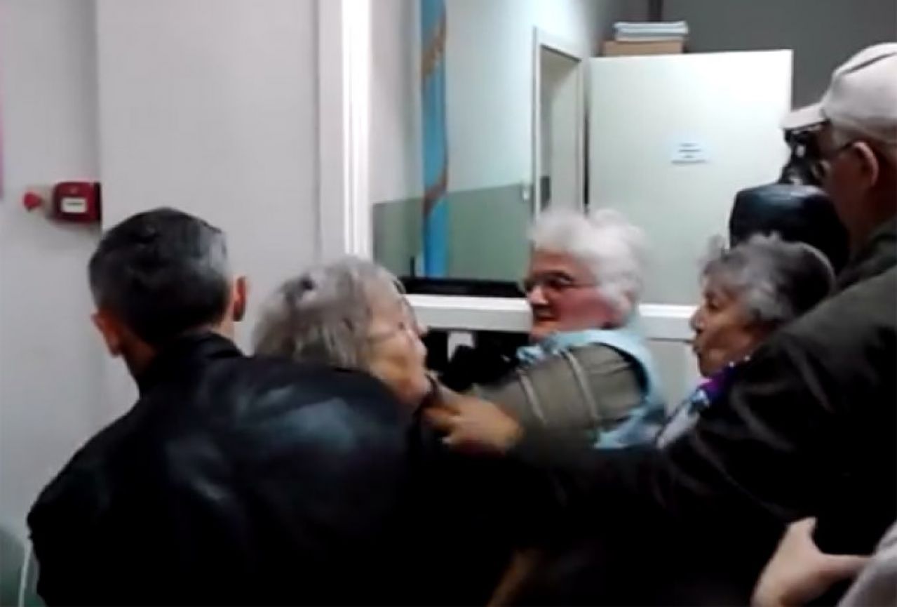 Slabi živci, a penzija mala: Potukle se starice u ambulanti