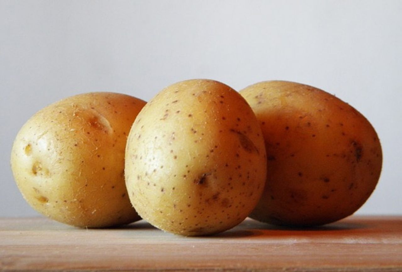 Kako u vrlo kratkom vremenu oguliti gomilu krumpira?