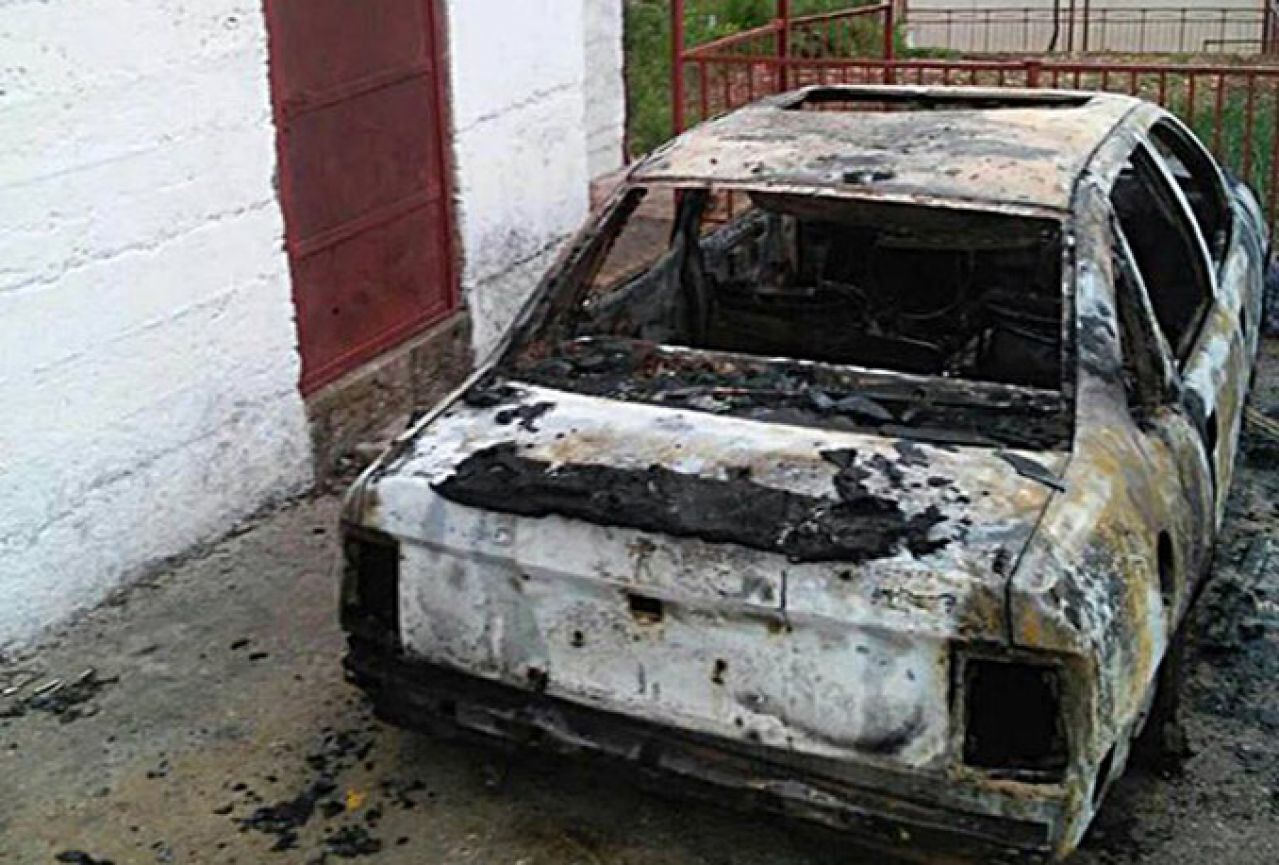 U Trebinju izgorio automobil