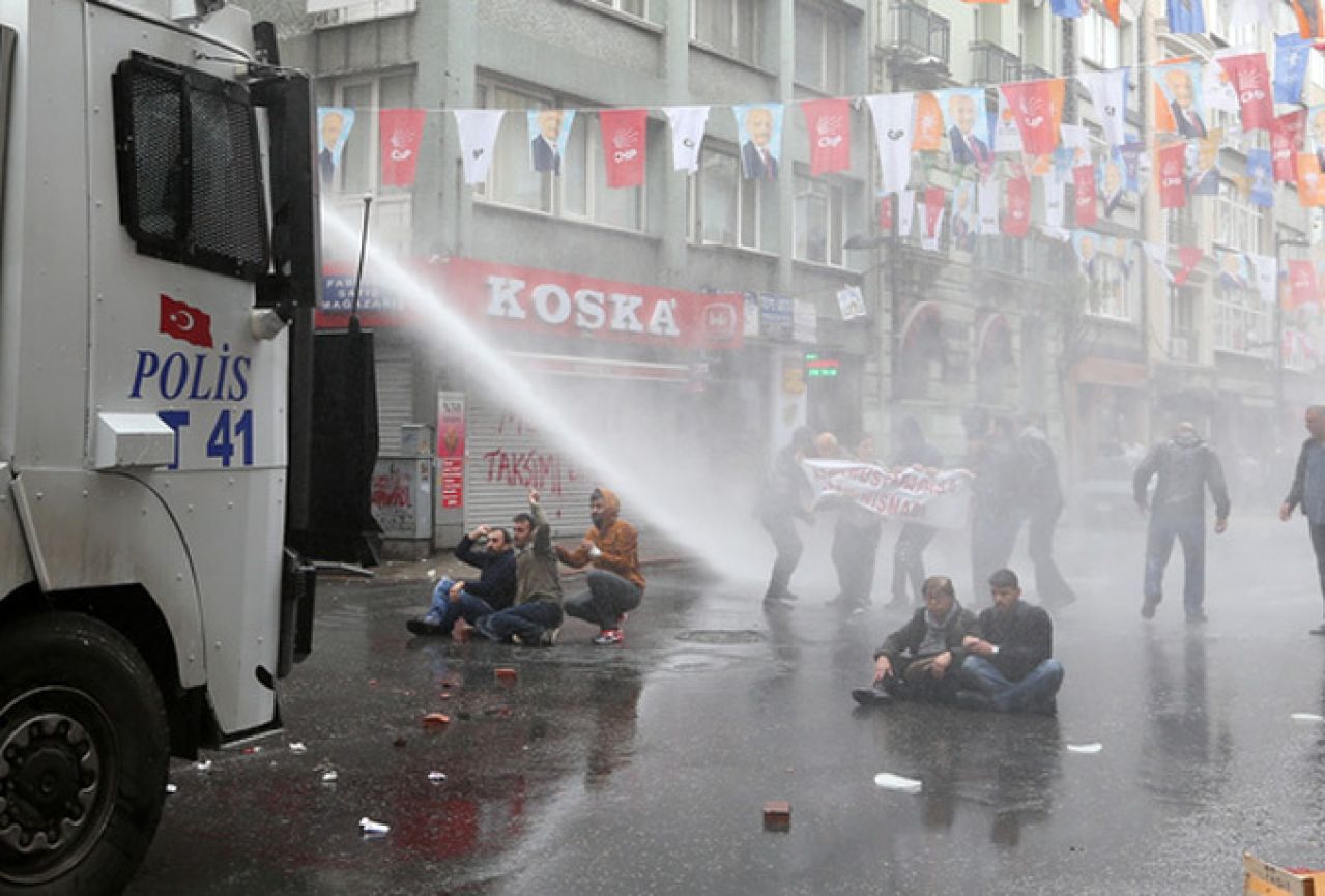 Istanbul: Vodenim topovima na demonstrante