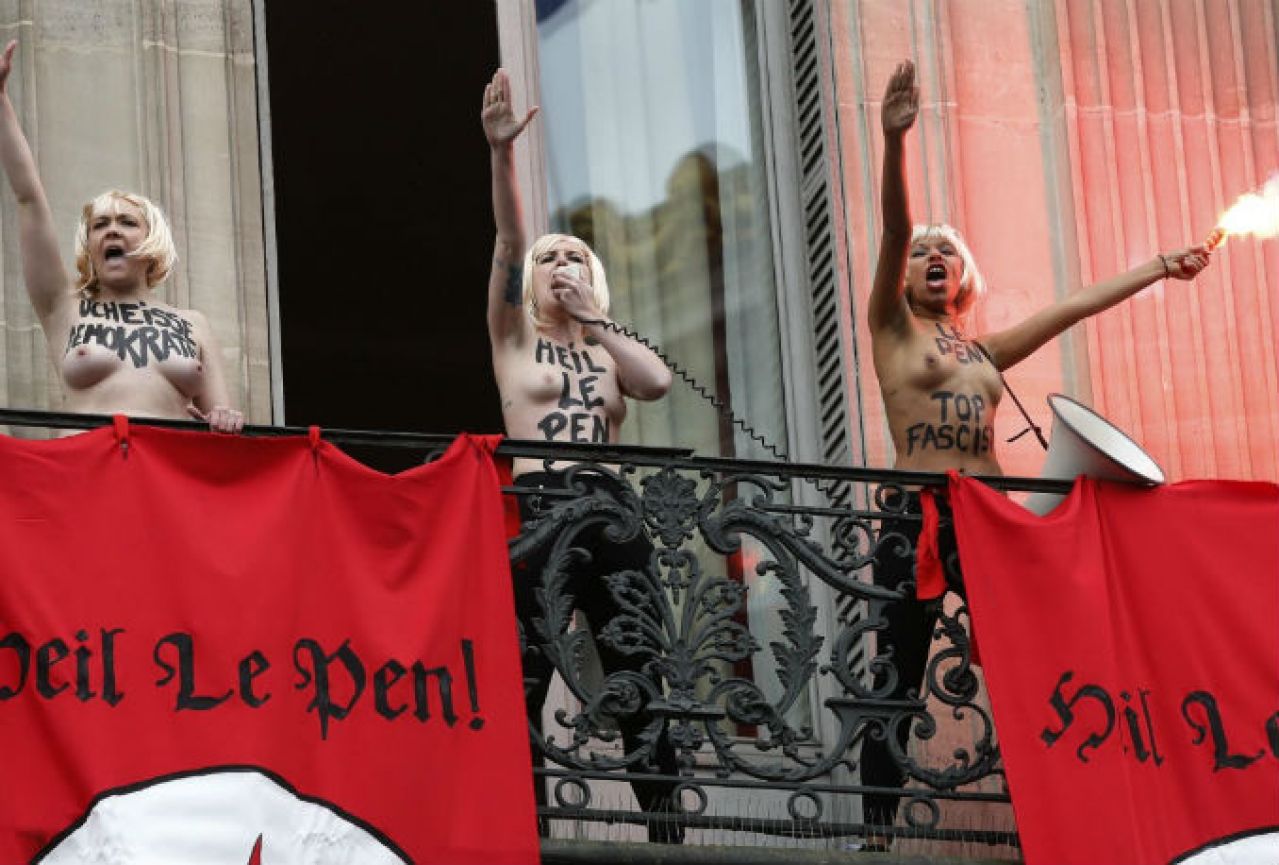 Golim grudima i nacističkim pozdravom: Femen prekinule Marinu Le Pen