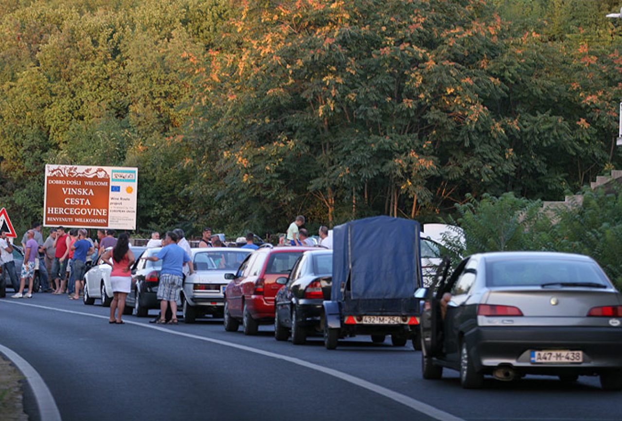 Na ulaz u BiH u Doljanima se čeka više od sat vremena