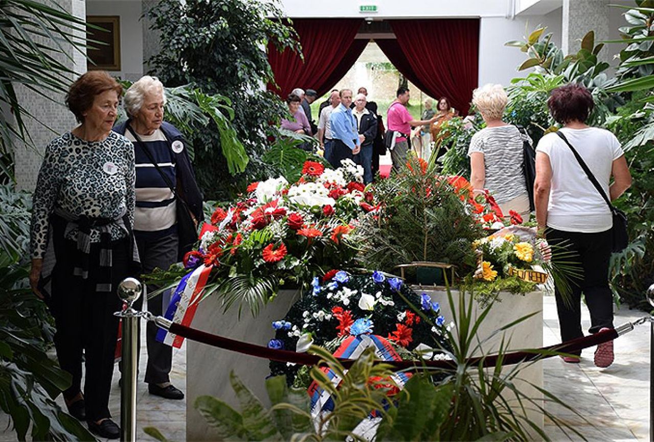 Jugonostalgičari u Kući cvijeća odali počast Josipu Brozu
