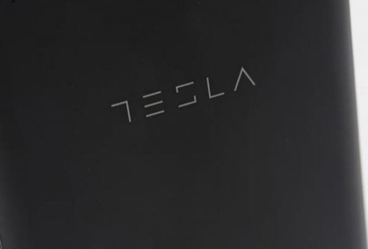 Tesla - Predstavljeni prvi srpski smartphone i moćni tablet