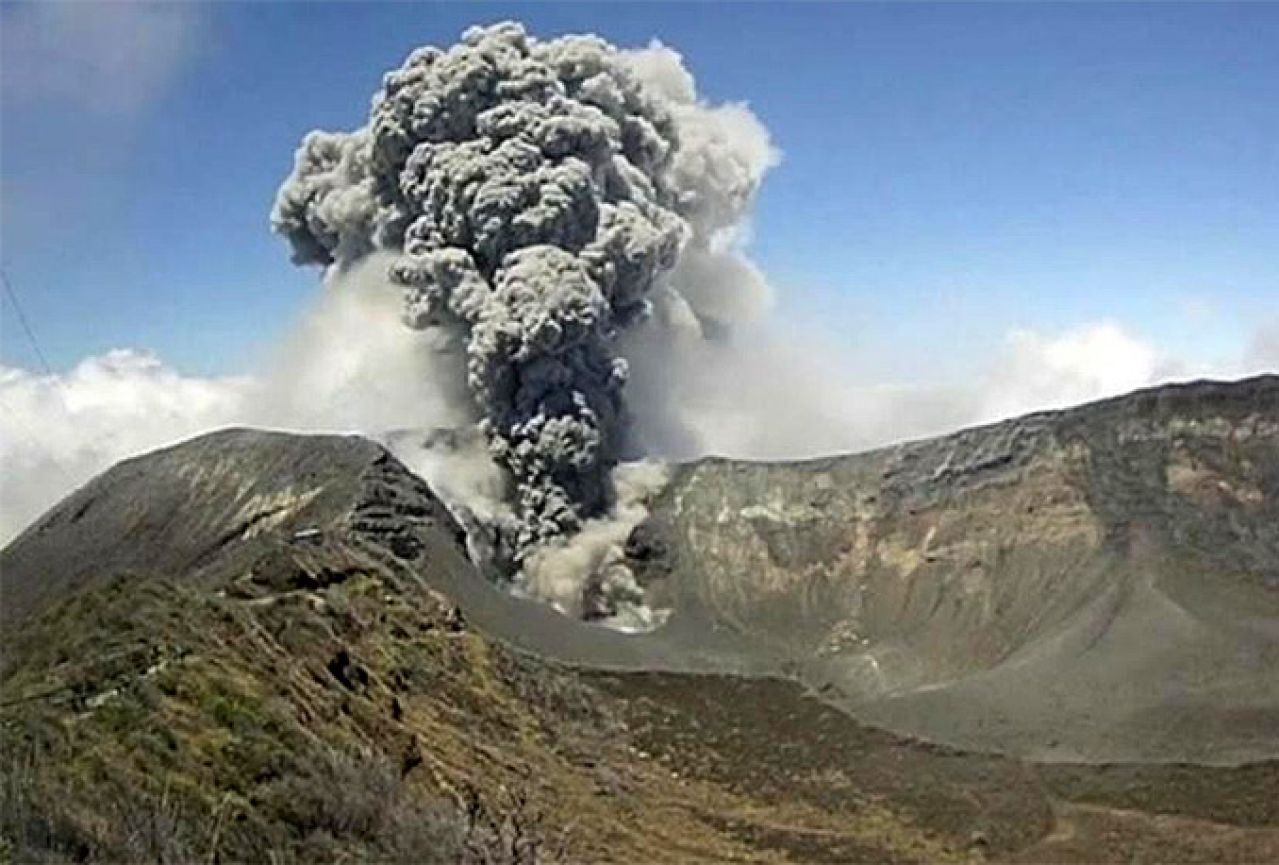 Vulkan Turialba izbacivao gust dim i pepeo