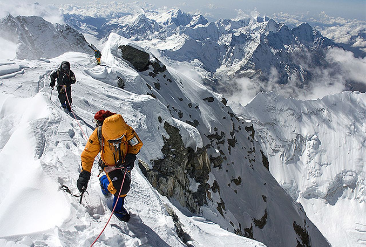 Alpinisti odustali od uspona na Mount Everest 