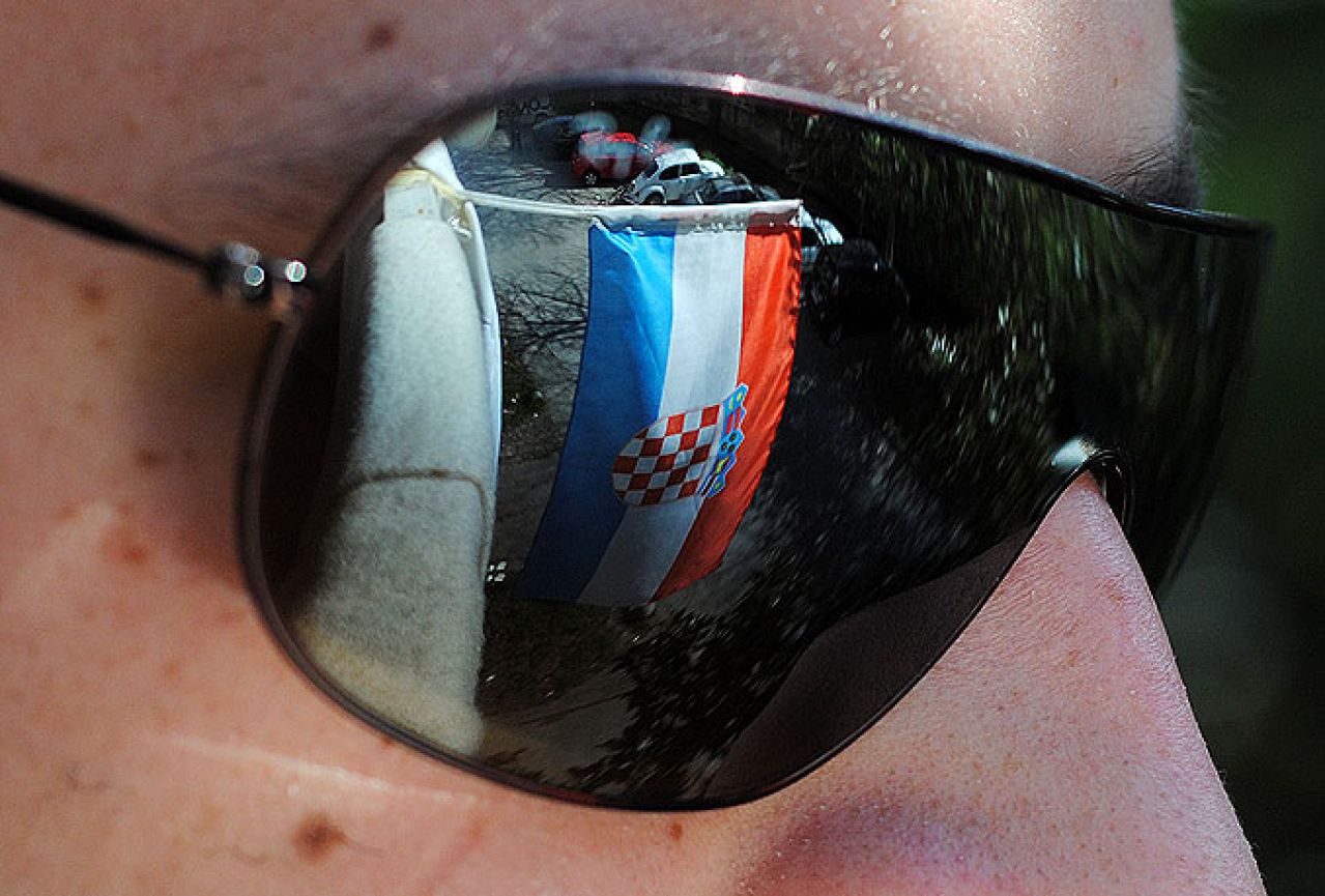 Zbog paljenja hrvatske zastave pritvoren 23-godišnji Srbin