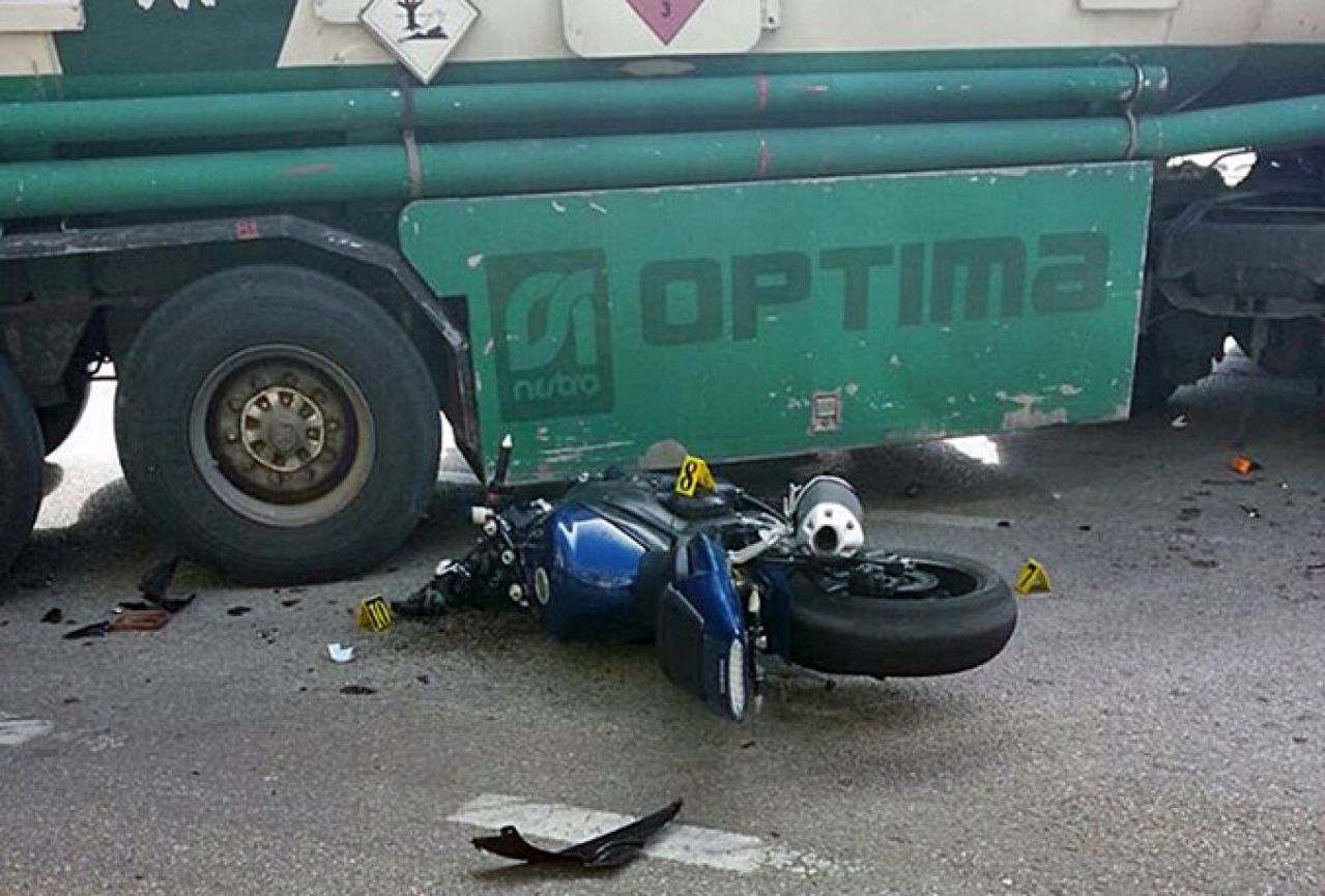 Trebinje: Motocikl udario u cisternu, ozlijeđena dva mladića