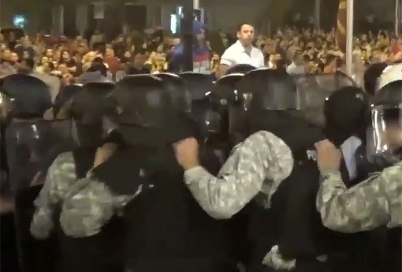 Skoplje: Prosvjednici pokušali upasti u vladu