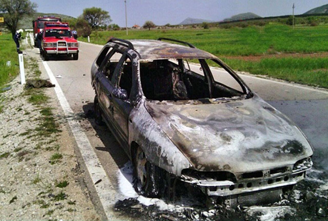 Na izlazu iz Trebinja: U potpunosti izgorio Fiat