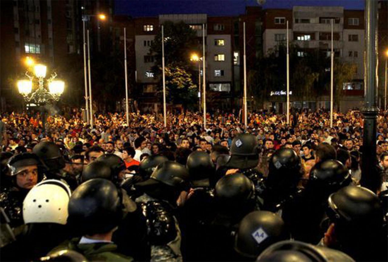 Nastavili se prosvjedi u Skoplju; policija blokirala prilaz Vladi