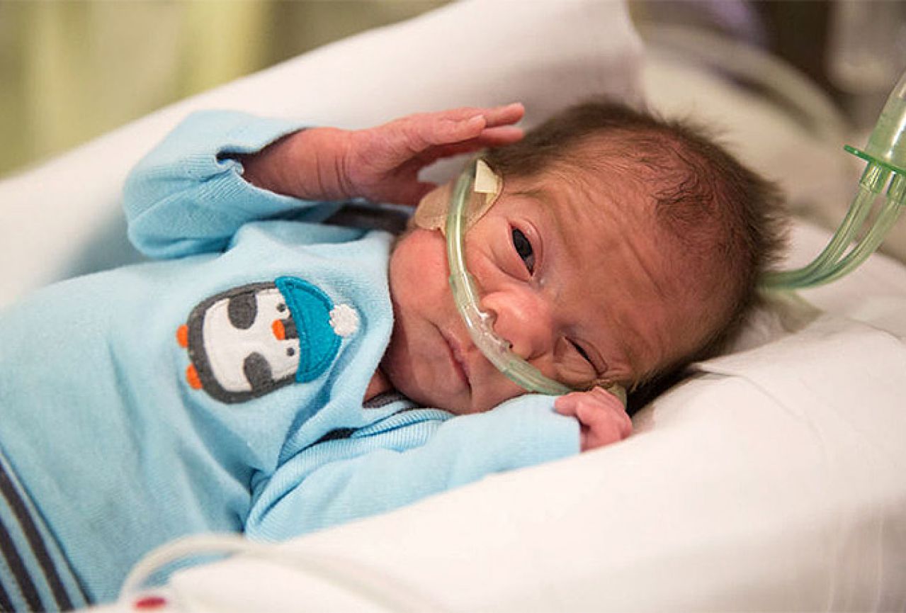 Majka održavana na životu 54 dana kako bi liječnici porodili njezino dijete