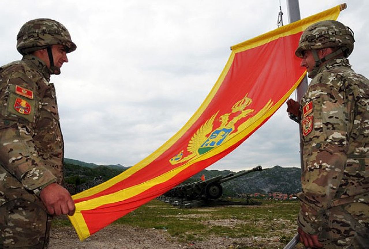 Pucano na crnogorske vojnike