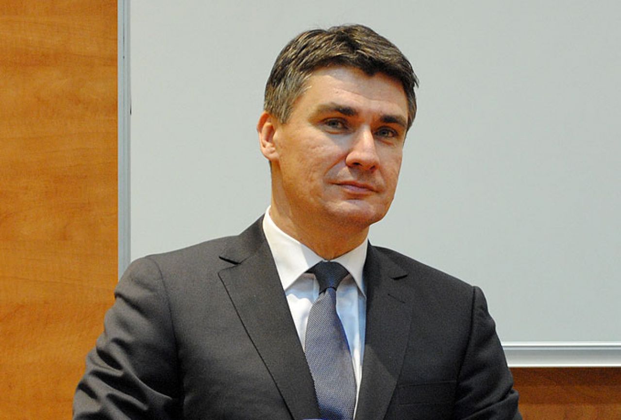 Premijer Milanović učiteljici bez posla: Počnite se baviti politikom