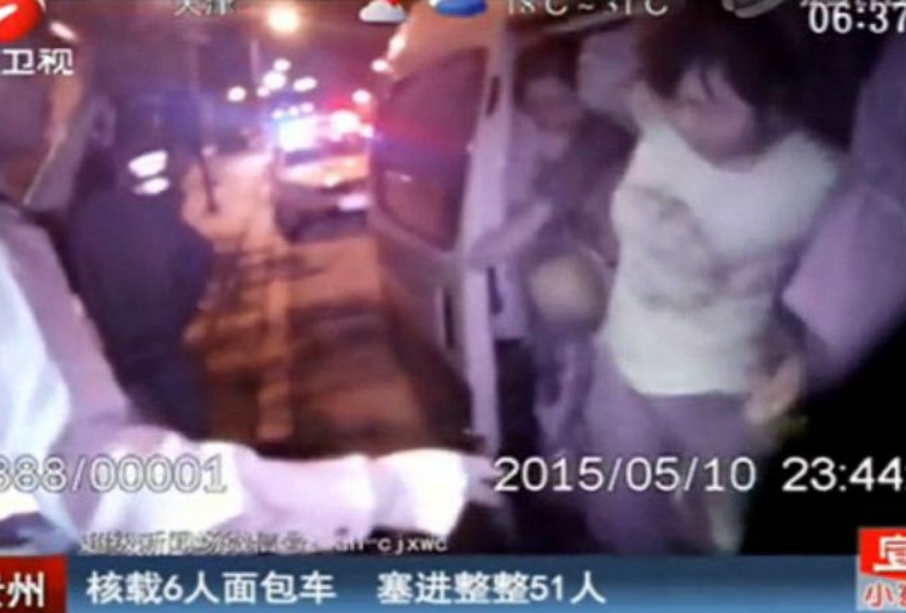 Nevjerojatan video: Policija ulovila 51 čovjeka u autu sa šest sjedišta