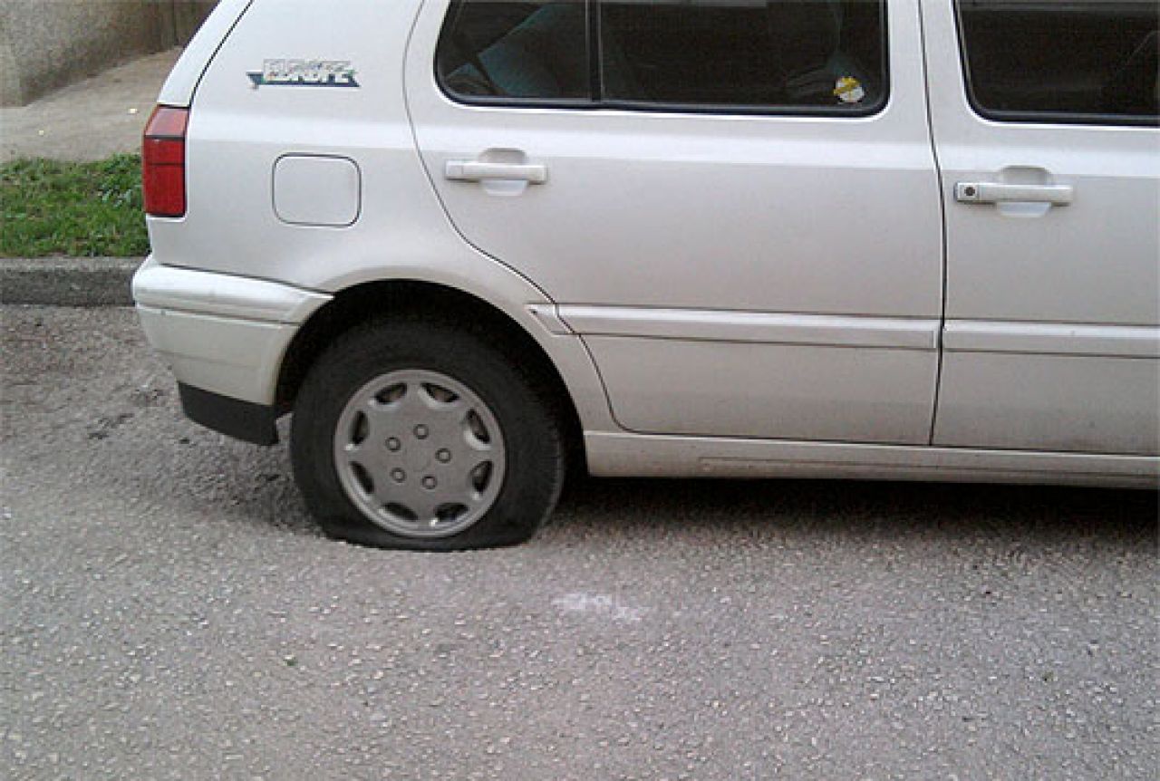 U Mostaru pokušaj provale u trafiku; Čapljina: Izbušene gume na automobilu