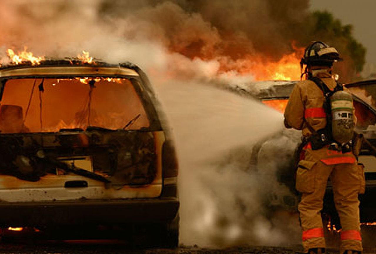U Tuzli izgorjela tri automobila