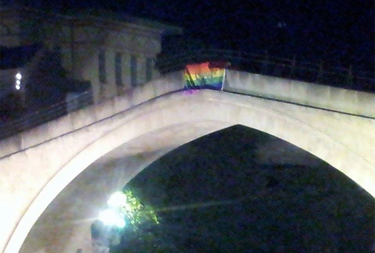 LGBT zastava zavijorila se na Starom mostu
